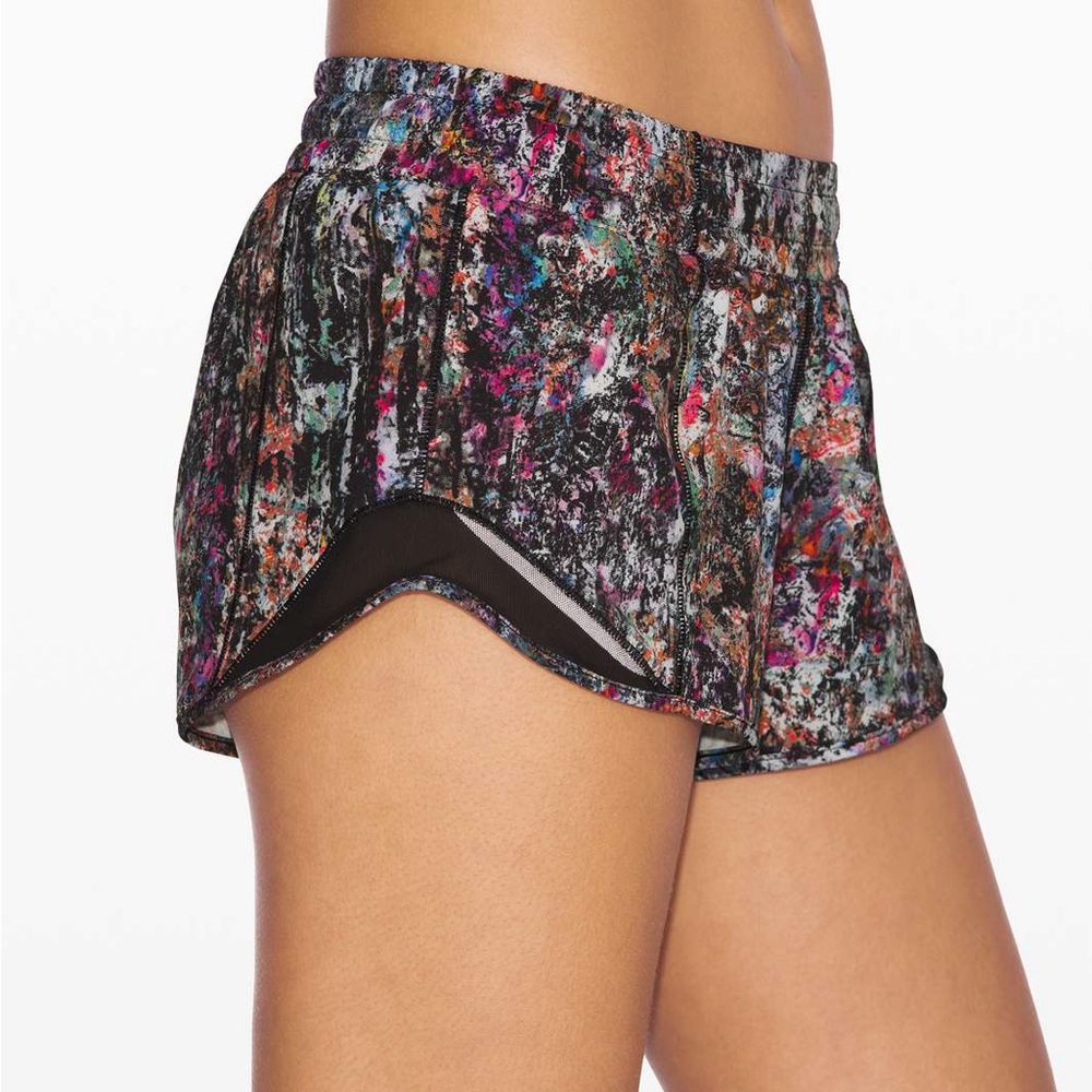 EUC Lululemon Hotty Hot Short II *2.5" in Vitalize Multi / Black size 12 - Picture 3 of 7